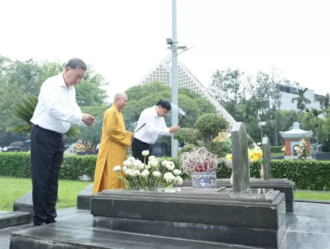 Top leader offers incense in tribute to martyrs in Dien Bien Top leader offers incense in tribute to martyrs in Dien Bien