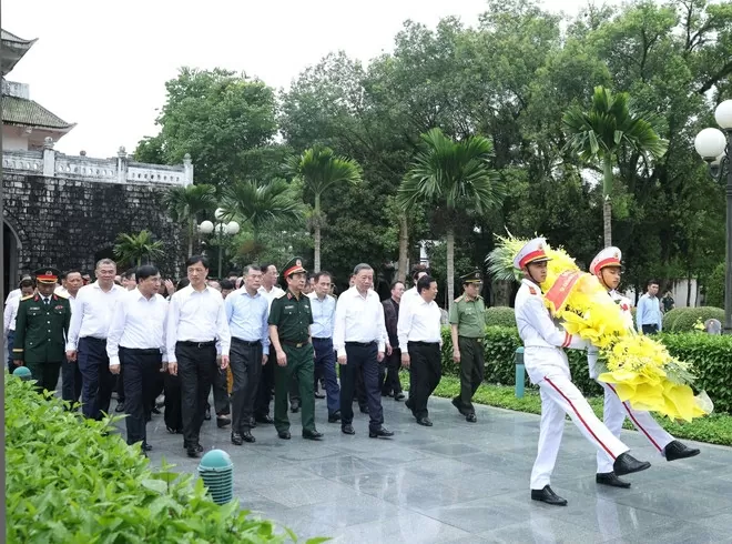 Top leader offers incense in tribute to martyrs in Dien Bien Top leader offers incense in tribute to martyrs in Dien Bien