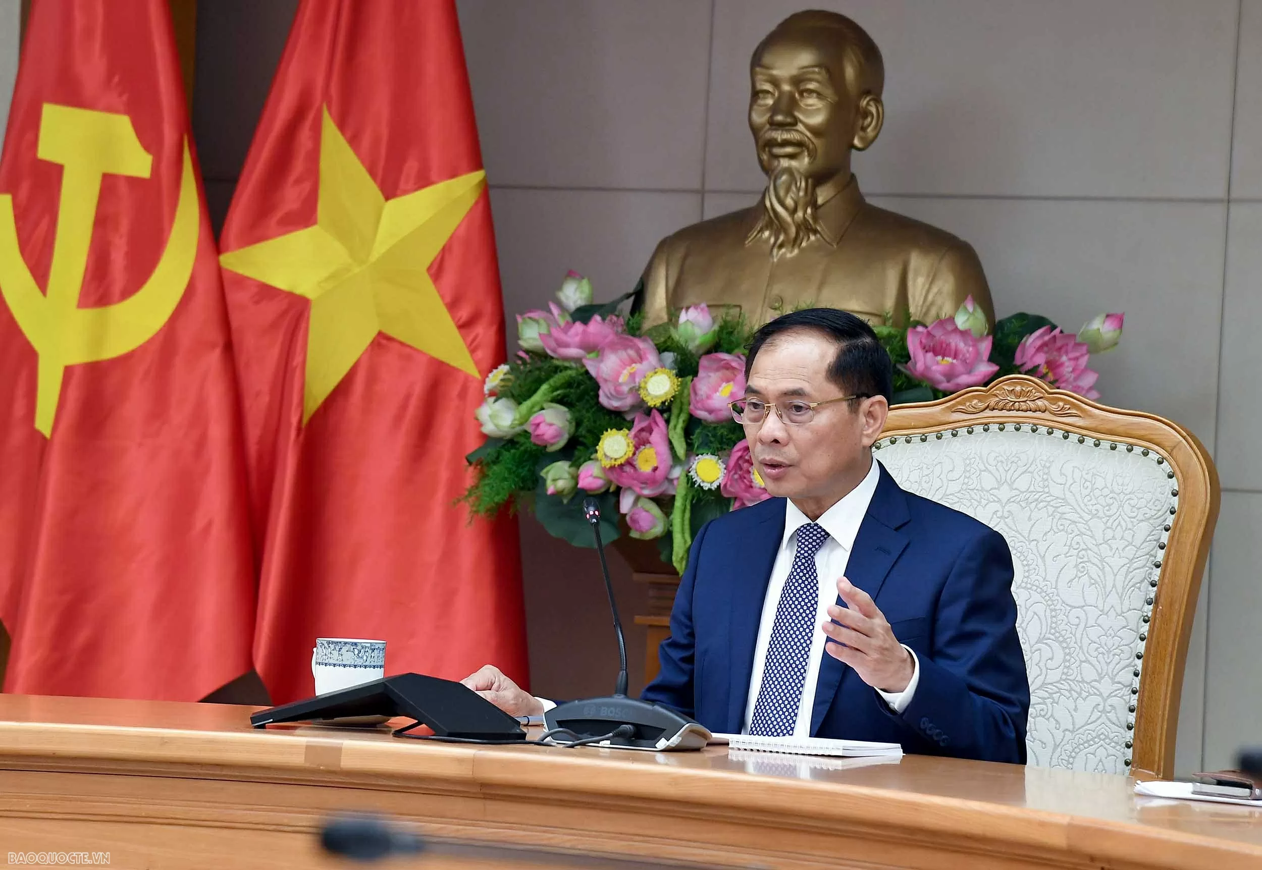 Deputy PM, FM Bui Thanh Son holds phone talks with Lao officials, affirms flourishing bilateral ties across all fields