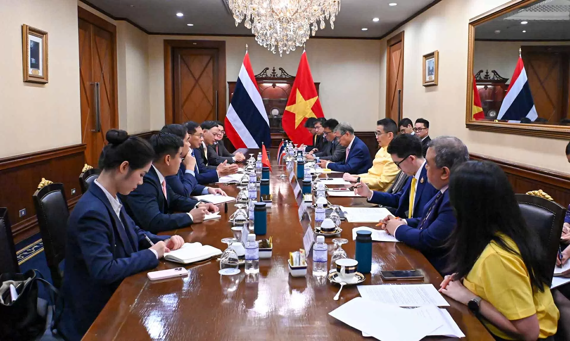 Deputy PM, FM Bui Thanh Son meets Thai counterpart Maris Sangiampongsa in Bangkok