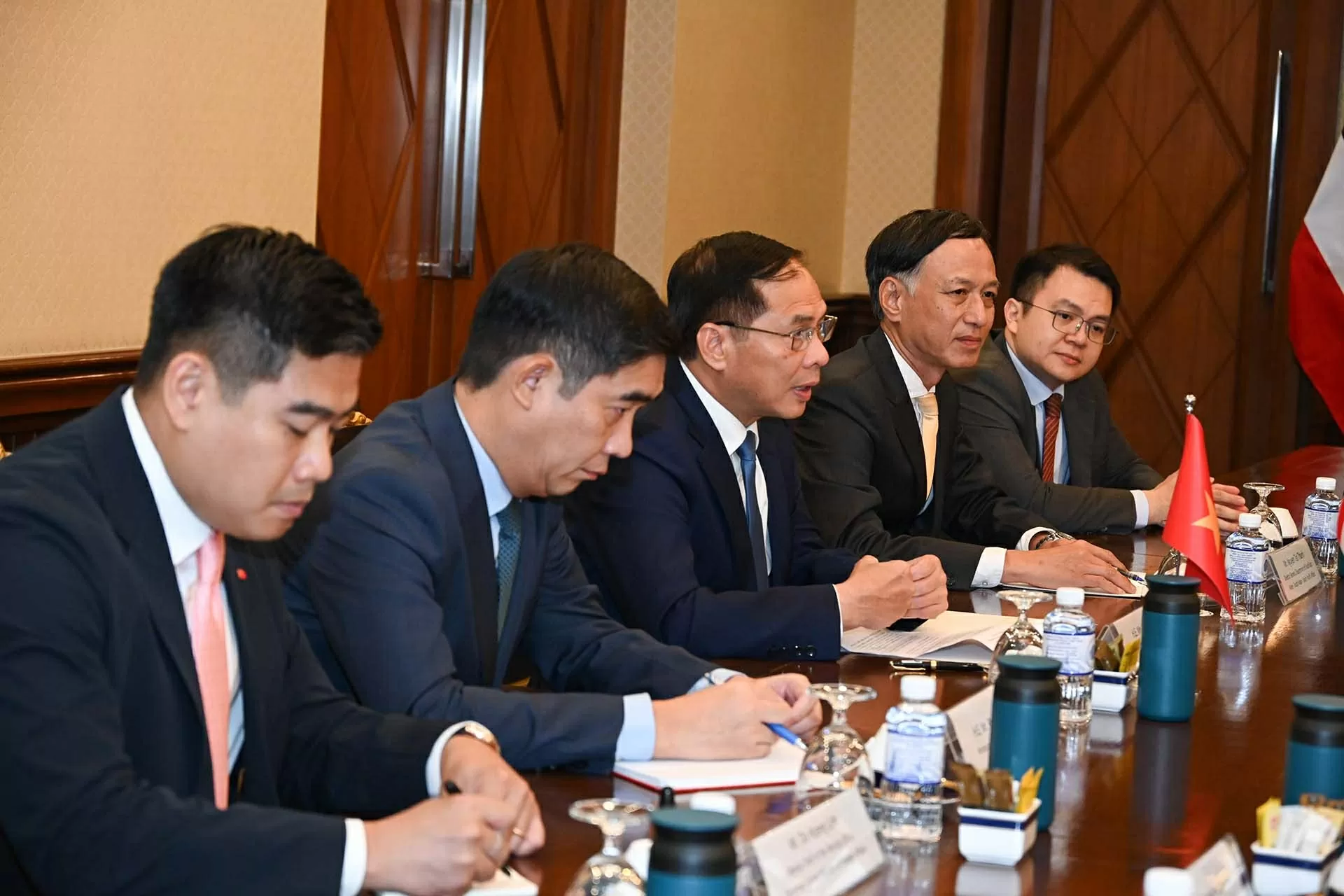 Deputy PM, FM Bui Thanh Son meets Thai counterpart Maris Sangiampongsa in Bangkok