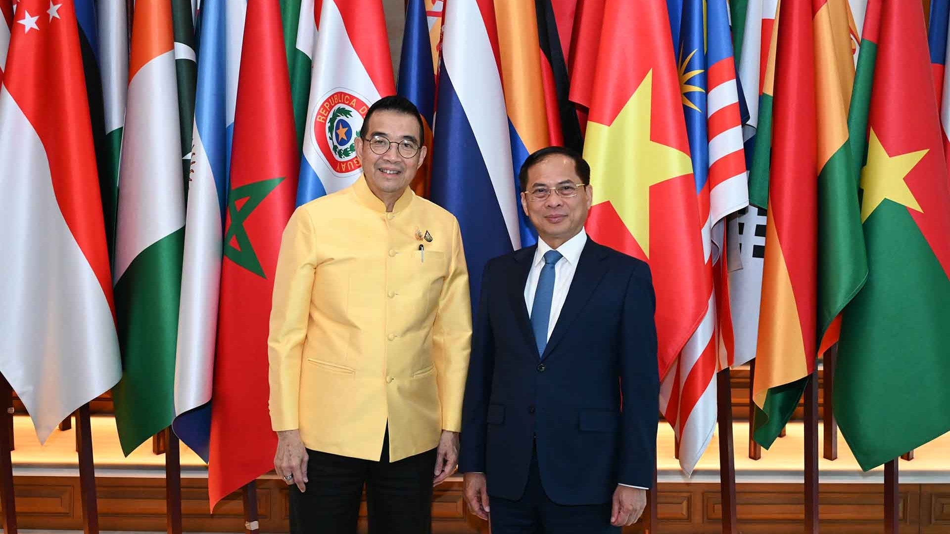 Deputy PM, FM Bui Thanh Son meets Thai counterpart Maris Sangiampongsa in Bangkok