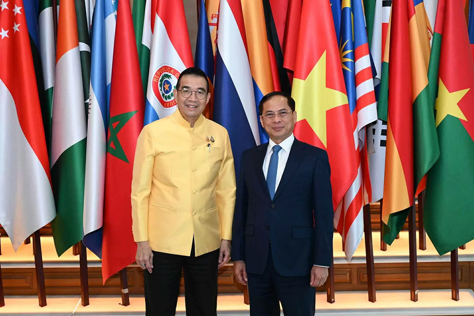 Phó Thủ tướng, Bộ trưởng Ngoại giao Bùi Thanh Sơn gặp Bộ trưởng Ngoại giao Thái Lan Maris Sangiampongsa. (Nguồn: BNG Thái Lan) Phó Thủ tướng, Bộ trưởng Ngoại giao Bùi Thanh Sơn gặp Bộ trưởng Ngoại giao Thái Lan Maris Sangiampongsa. (Nguồn: BNG Thái Lan)