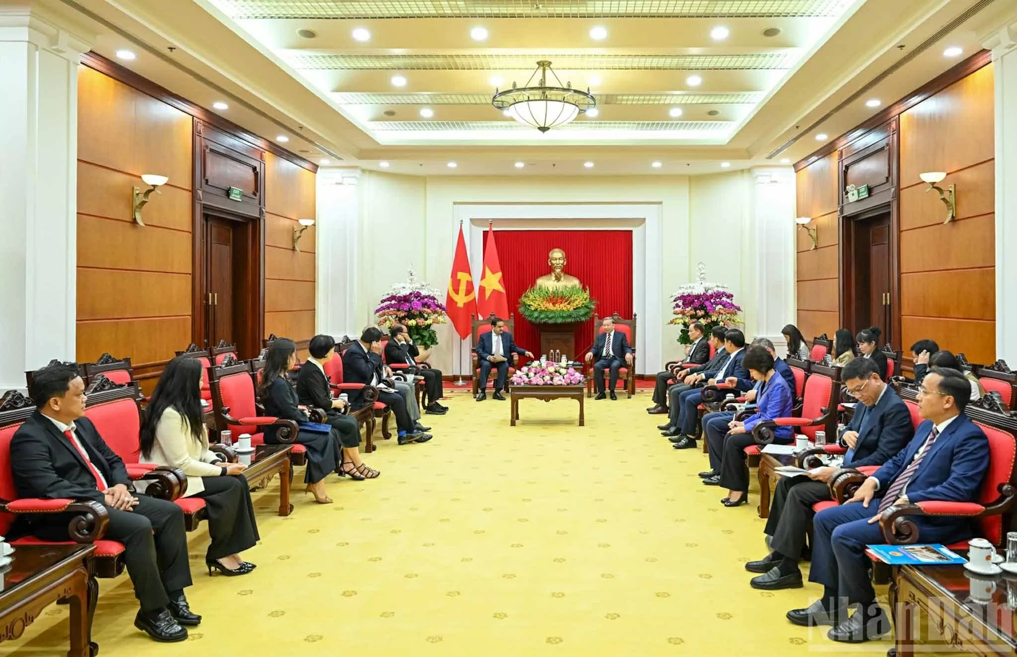 Party General Secretary To Lam receives Chairman of Indias Adani Group in Hanoi