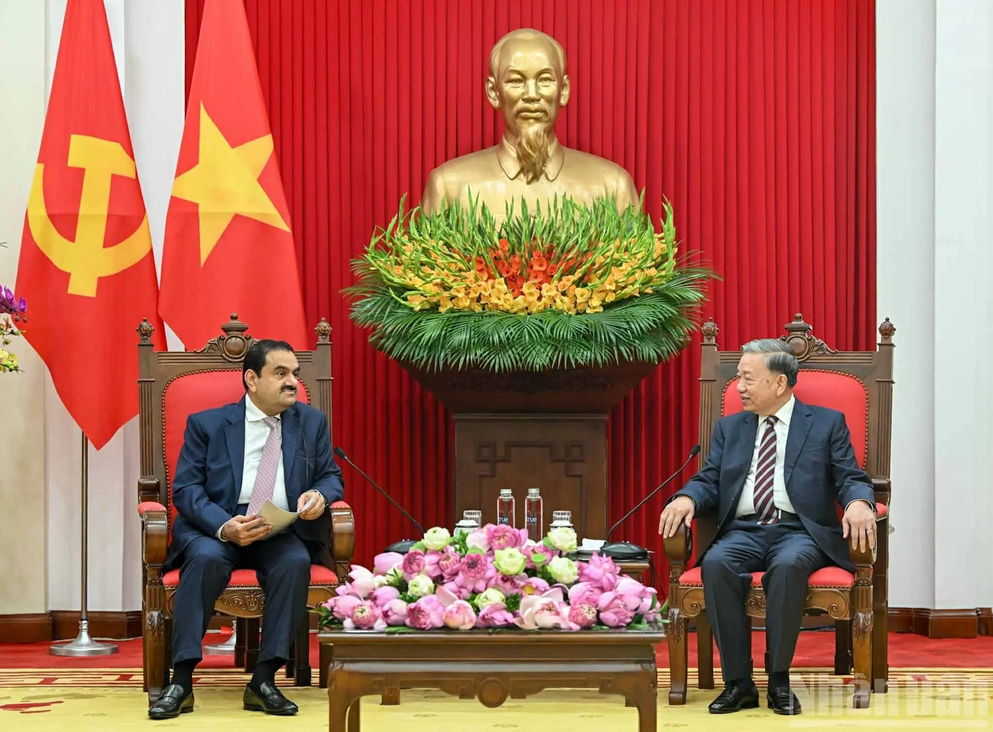 Party General Secretary To Lam receives Chairman of Indias Adani Group in Hanoi