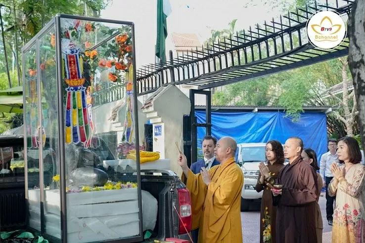 Pakistan presents a cultural treasure to the Vietnam Buddhist Sangha Pakistan presents a cultural treasure to the Vietnam Buddhist Sangha