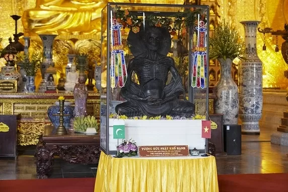 Pakistan presents a cultural treasure to the Vietnam Buddhist Sangha Pakistan presents a cultural treasure to the Vietnam Buddhist Sangha