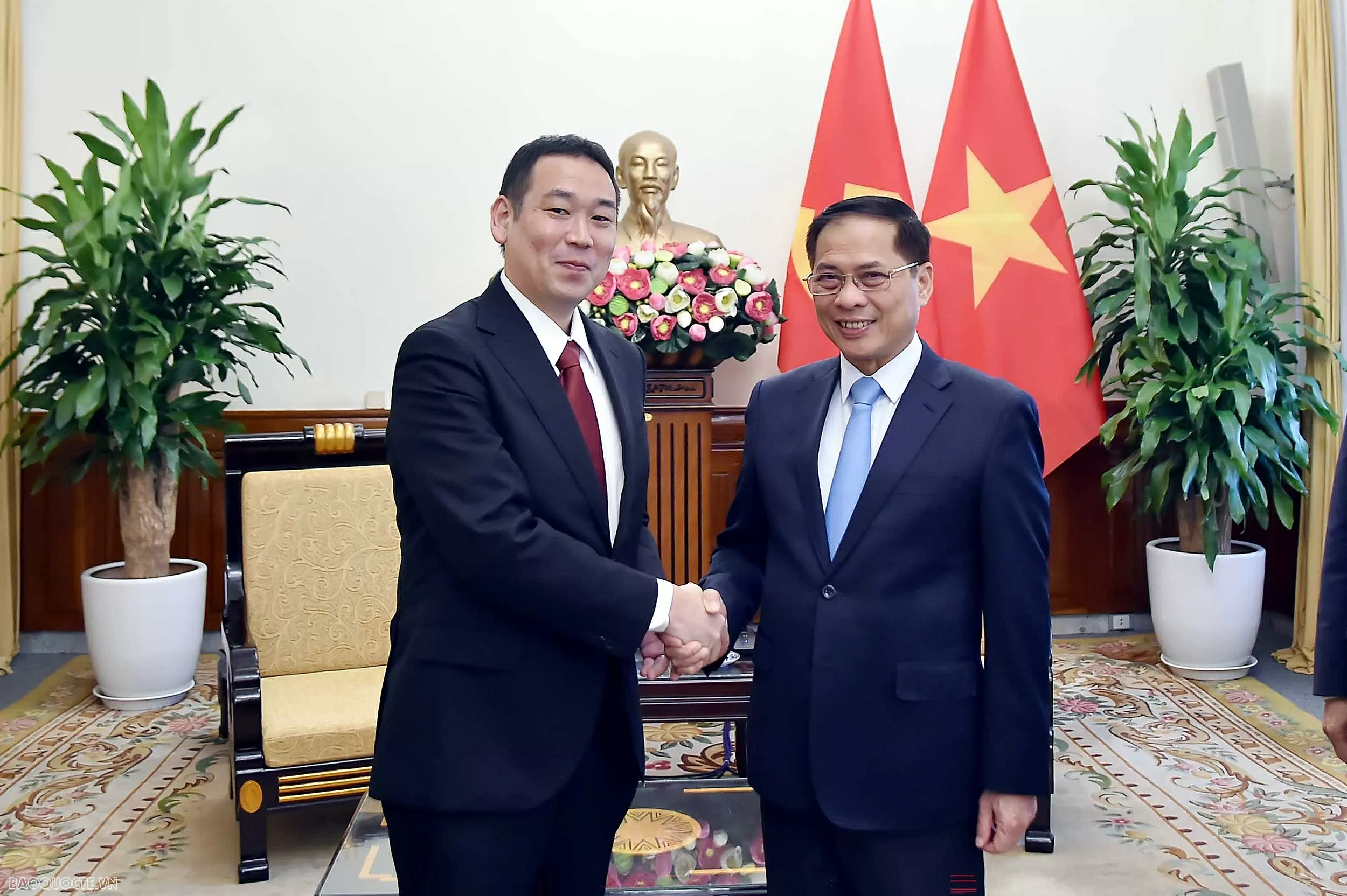 Phó Thủ tướng, Bộ trưởng Ngoại giao Bùi Thanh Sơn tiếp Đoàn đại biểu Đảng Cộng sản Nhật Bản, do đồng chí Tanaka Yu, Phó Chủ tịch Đoàn Chủ tịch dẫn đầu, đang có chuyến thăm thăm và tham dự Trao đổi lý luận lần thứ 11 với Đảng Cộng sản Việt Nam. Phó Thủ tướng, Bộ trưởng Ngoại giao Bùi Thanh Sơn tiếp Đoàn đại biểu Đảng Cộng sản Nhật Bản, do đồng chí Tanaka Yu, Phó Chủ tịch Đoàn Chủ tịch dẫn đầu, đang có chuyến thăm thăm và tham dự Trao đổi lý luận lần thứ 11 với Đảng Cộng sản Việt Nam.