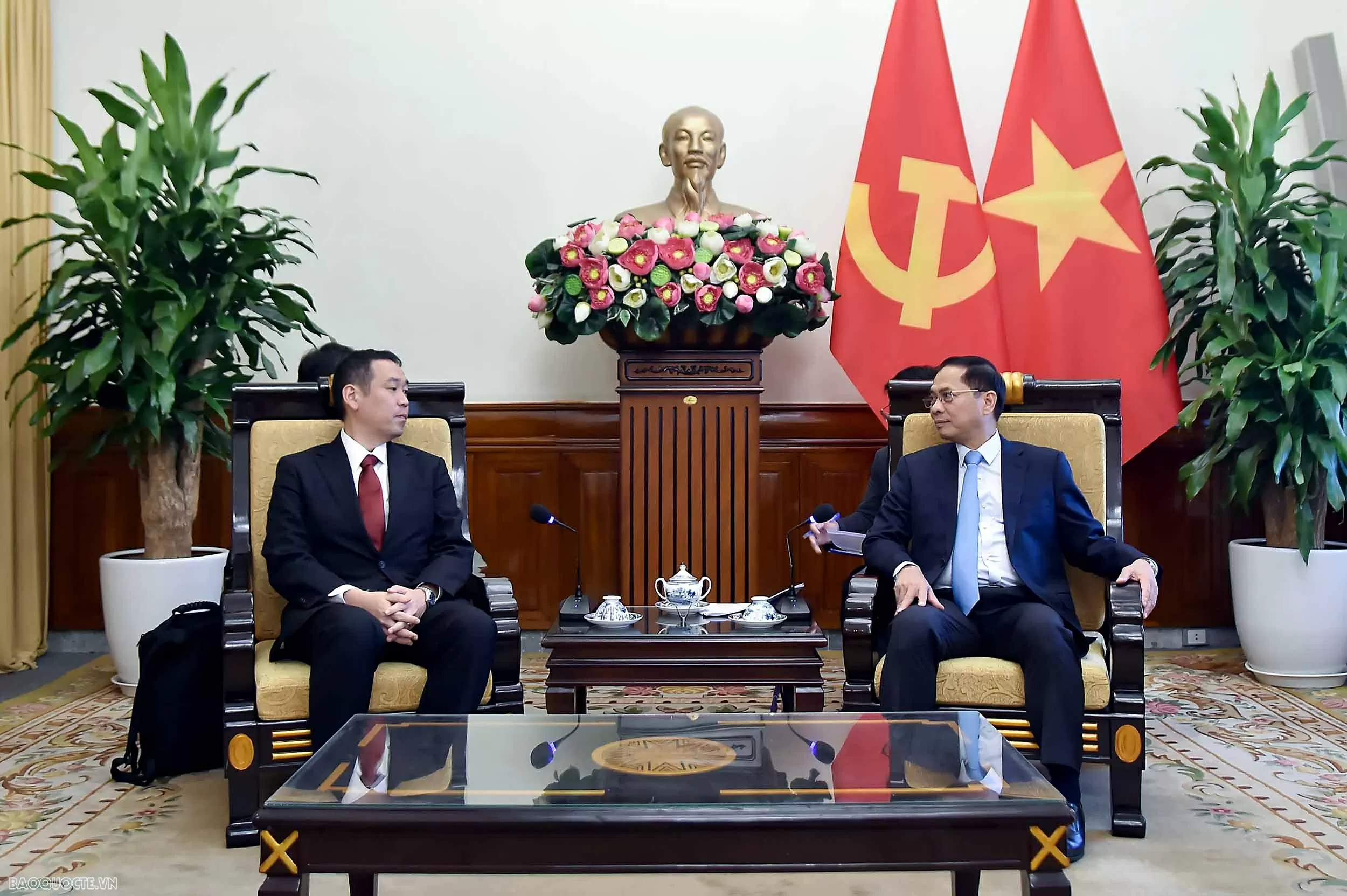 Deputy PM, FM Bui Thanh Son receives Japanese party official