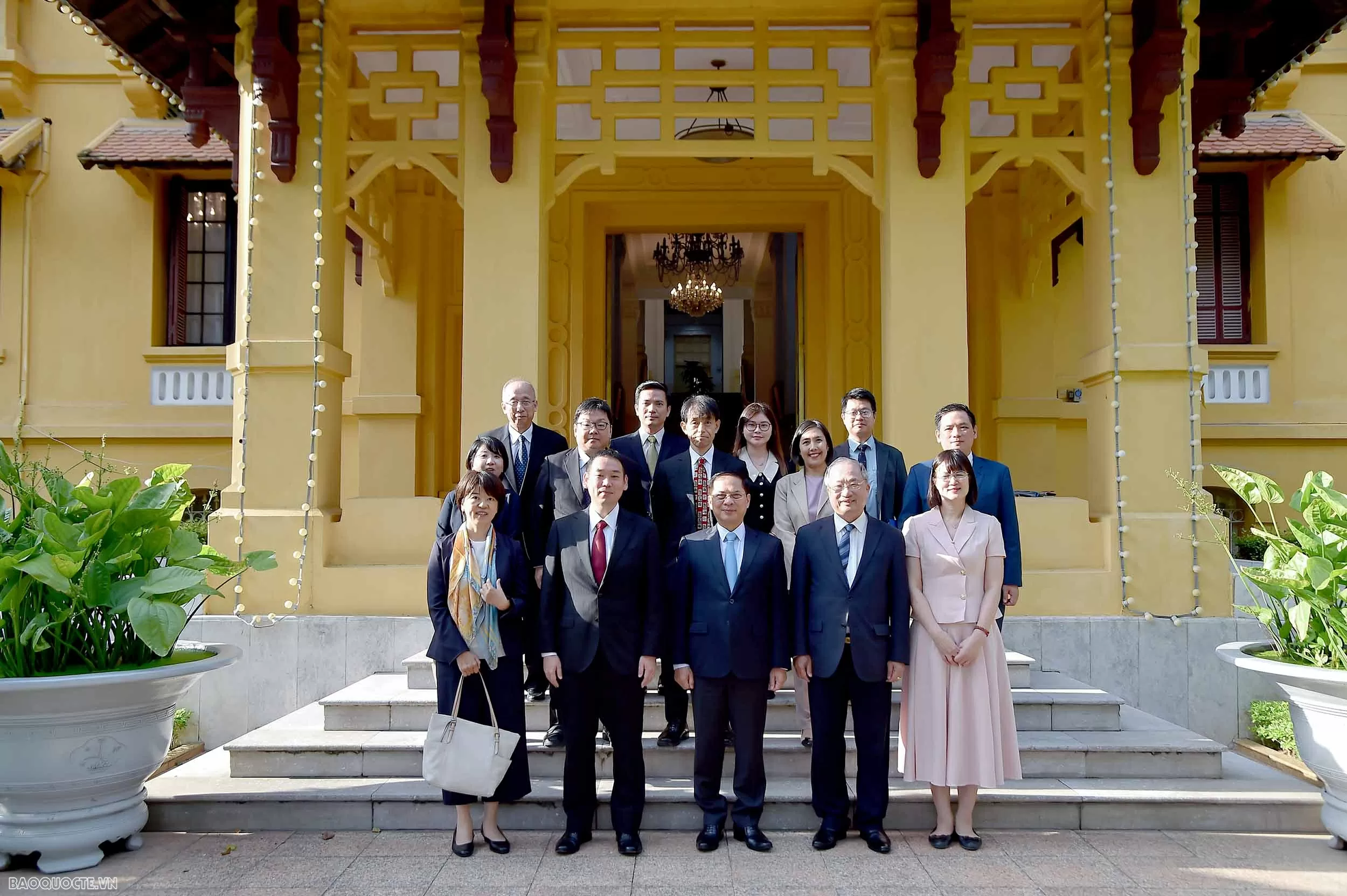 Deputy PM, FM Bui Thanh Son receives Japanese party official