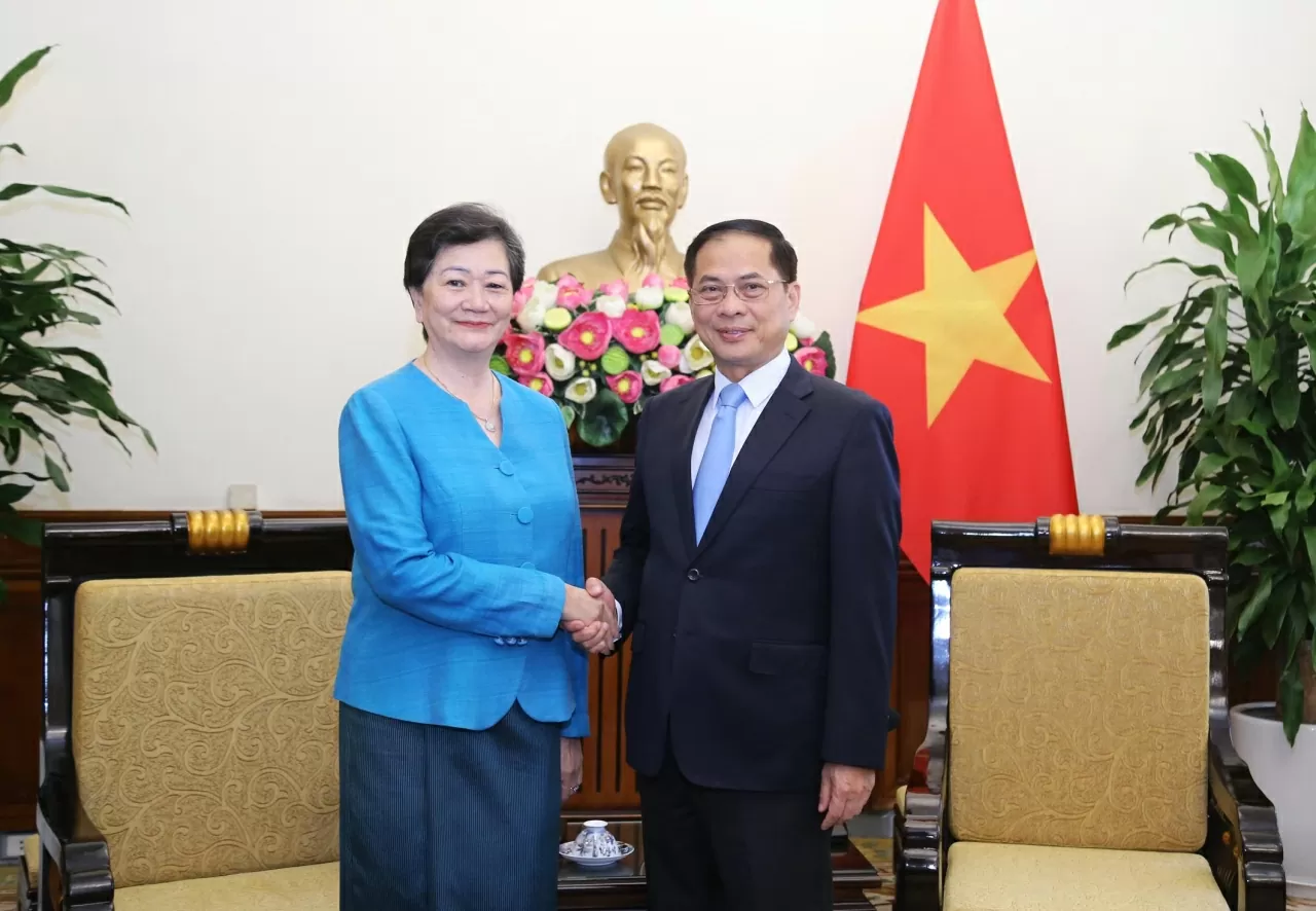 Phó Thủ tướng, Bộ trưởng Ngoại giao Bùi Thanh Sơn tiếp Đại sứ đặc mệnh toàn quyền Vương quốc Campuchia Chea Kimtha. (Ảnh: Thành Long)