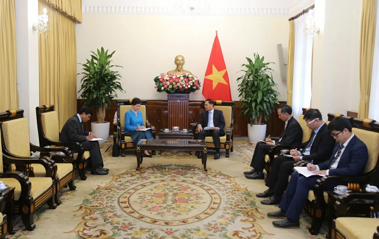 Phó Thủ tướng, Bộ trưởng Ngoại giao Bùi Thanh Sơn mong hai bên kiềm chế, giải quyết bất đồng bằng biện pháp hòa bình trên cơ sở luật pháp quốc tế, Hiến chương Liên hợp quốc, Hiến chương ASEAN và hiệp ước thân thiện và Hợp tác ở Đông Á (TAC). (Ảnh: Thành L