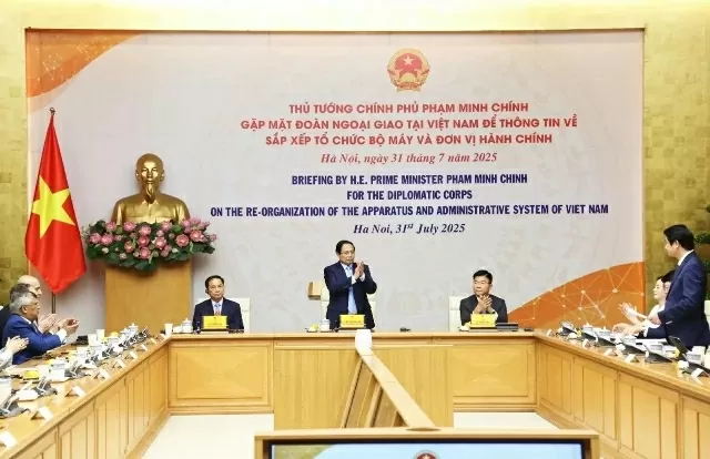 Prime Minister Pham Minh Chinh holds meeting to brief Diplomatic Corps on local governance reform