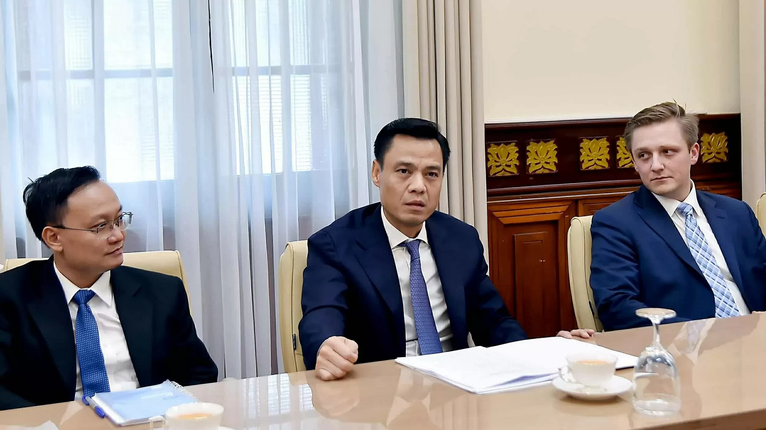 Deputy FM Dang Hoang Giang receives a delegation of US Congressional Assistants to strengthen Vietnam-US parliamentary cooperation