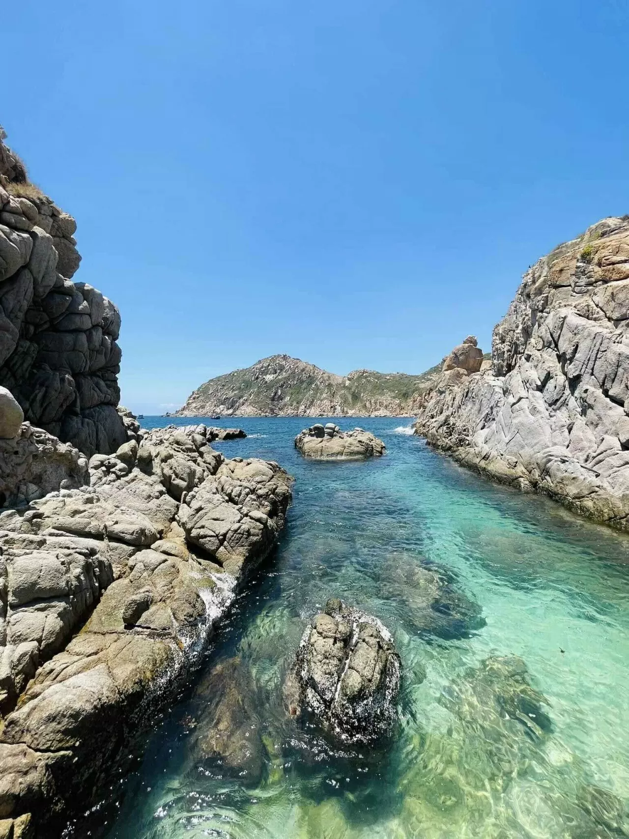 A 'date' with the blue sea of Vinh Hy