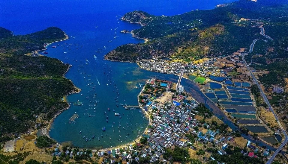 A 'date' with the blue sea of Vinh Hy A 'date' with the blue sea of Vinh Hy
