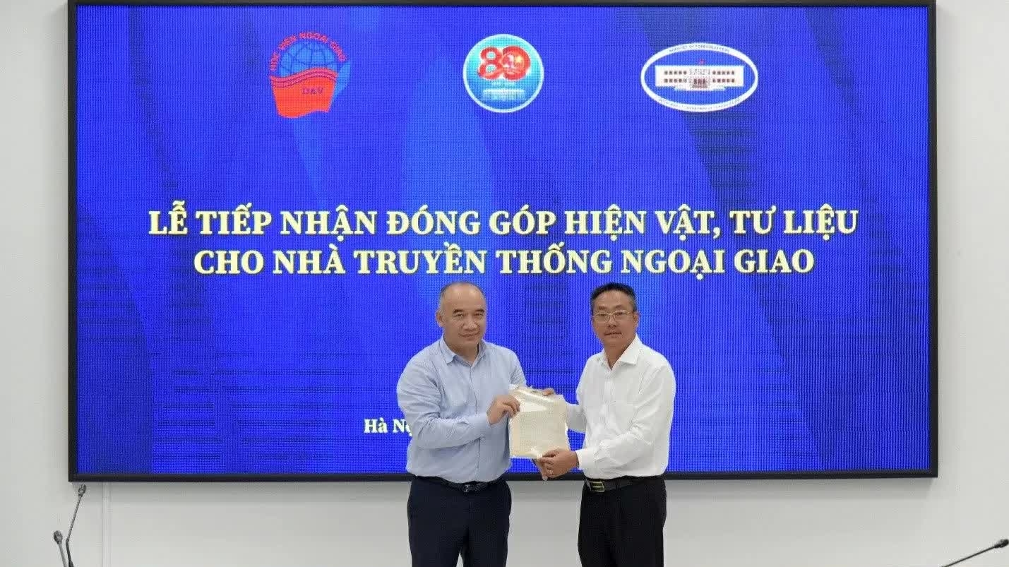 Diplomatic Academy of Vietnam receives documents and artifacts in celebration of the 80th anniversary of the Diplomatic Sector