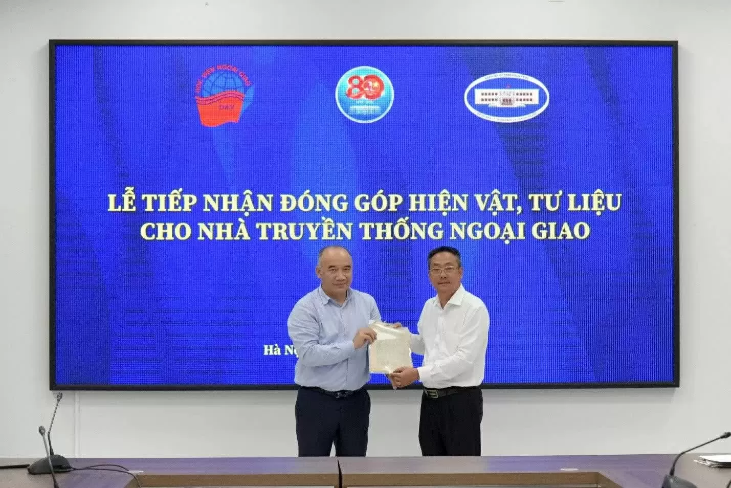 Diplomatic Academy of Vietnam receives documents and artifacts in celebration of the 80th anniversary of the Diplomatic Sector