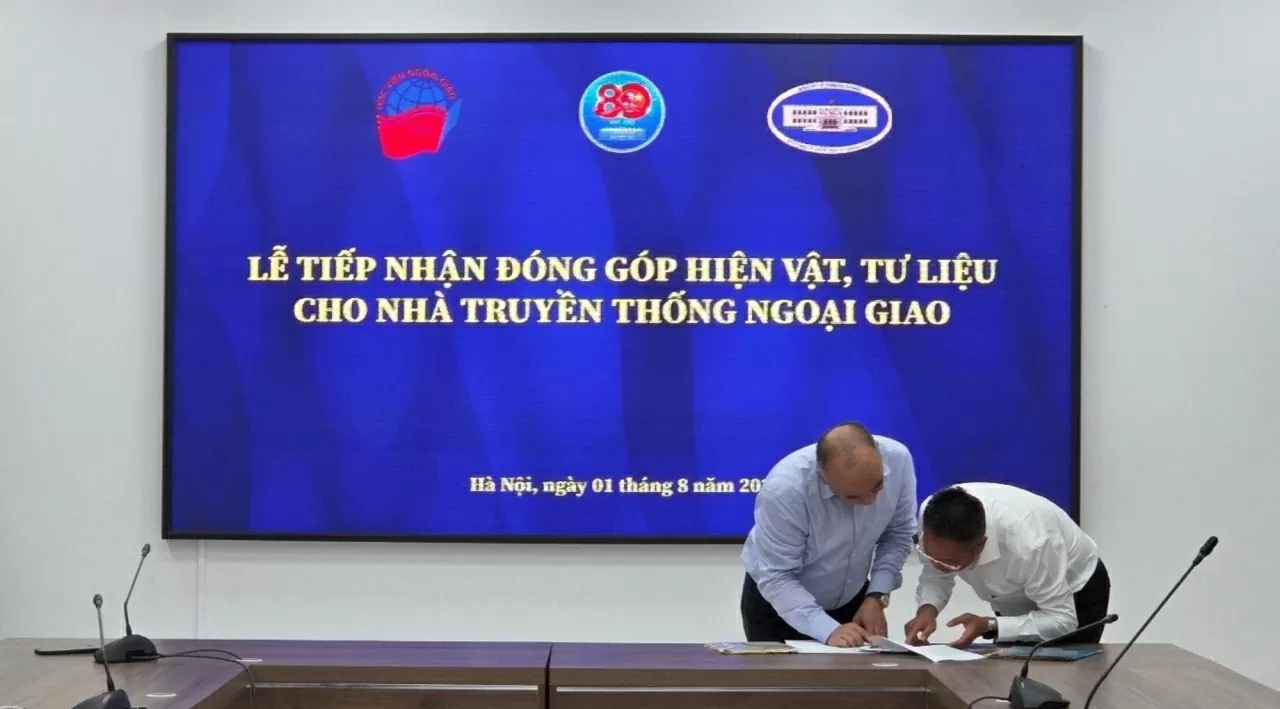 Diplomatic Academy of Vietnam receives documents and artifacts in celebration of the 80th anniversary of the Diplomatic Sector