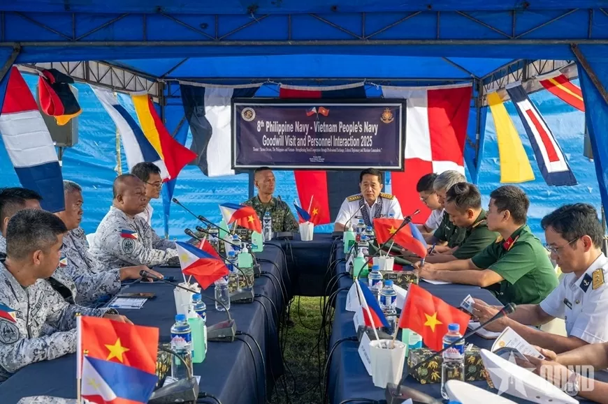 Vietnamese, Philippine navies hold 8th friendly exchange on Song Tu Dong island. (Photo: qdnd.vn)