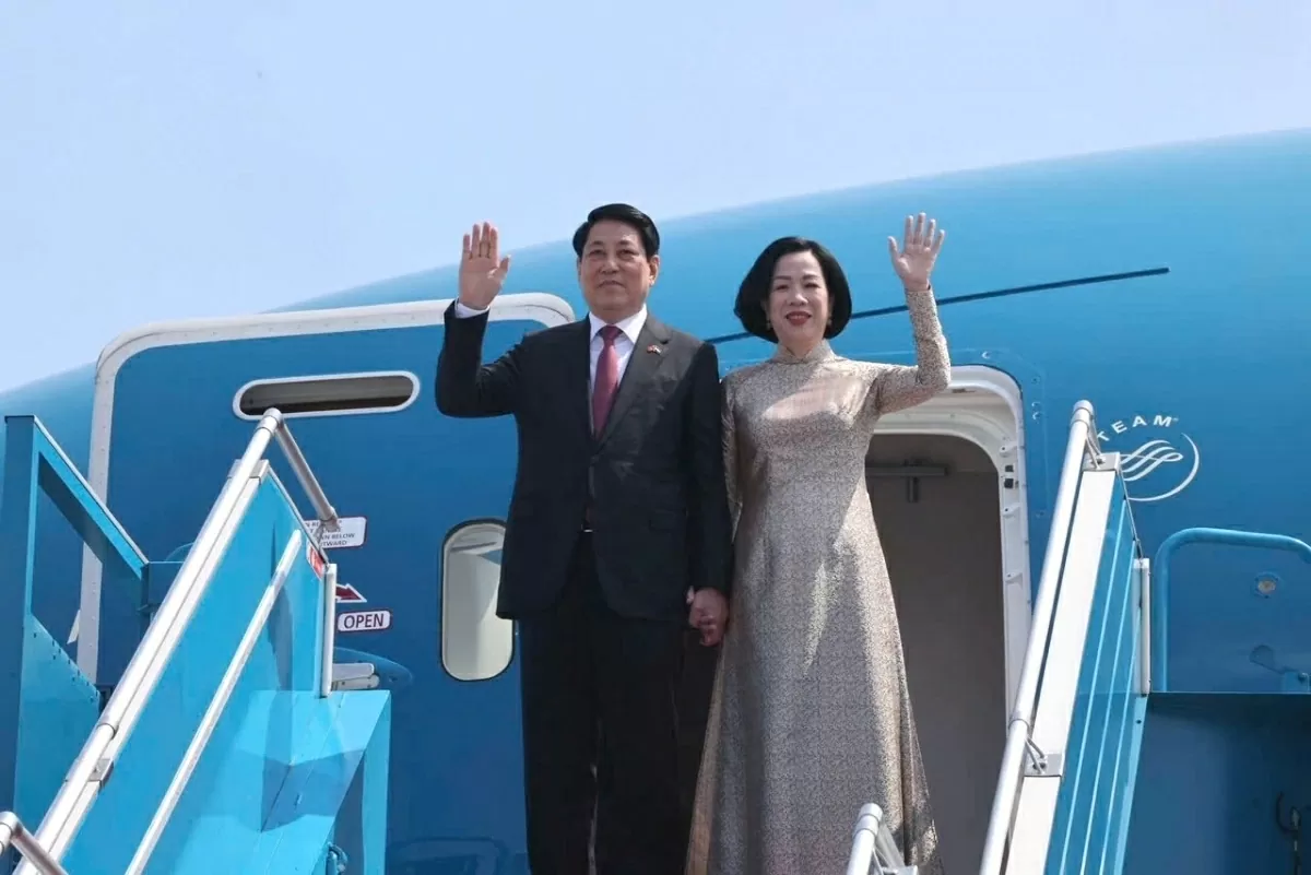 Vietnamese President leaves for state visits to Egypt, Angola
