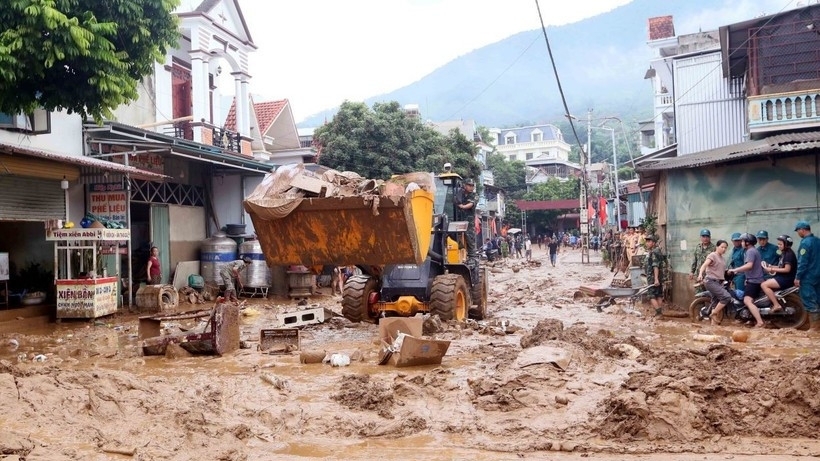 Prime Minister Pham Minh Chinh requests concerted efforts to overcome flood and landslide consequences