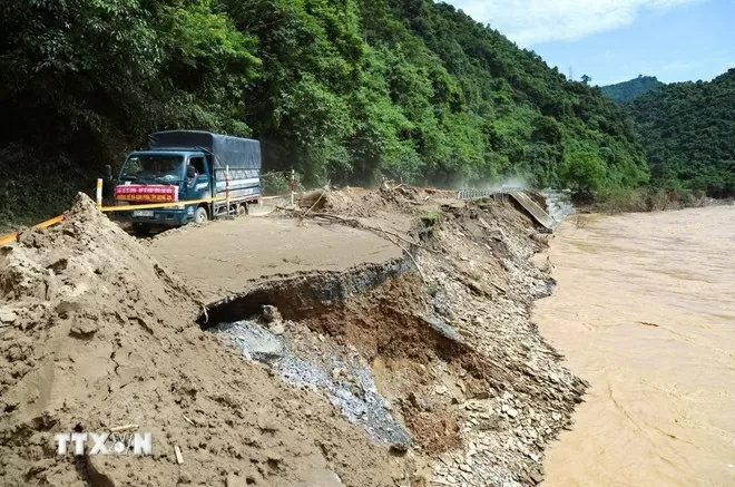 PM Pham Minh Chinh requests concerted efforts to overcome flood and landslide consequences