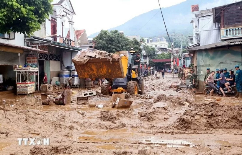 Prime Minister Pham Minh Chinh requests concerted efforts to overcome flood and landslide consequences