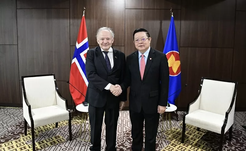Đại sứ Na Uy tại ASEAN Kjell Tormod Pettersen gặp Tổng Thư ký ASEAN Kao Kim Hourn. (Nguồn: asean.org)