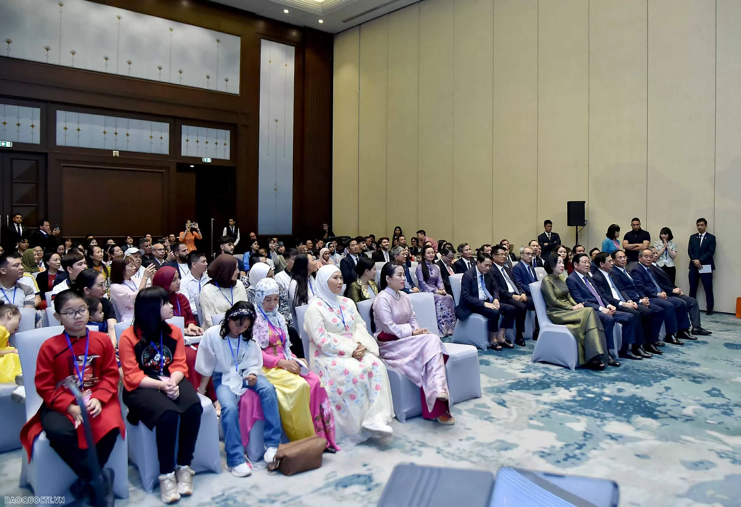 President Luong Cuong meets with Vietnamese embassy staff, community in Egypt