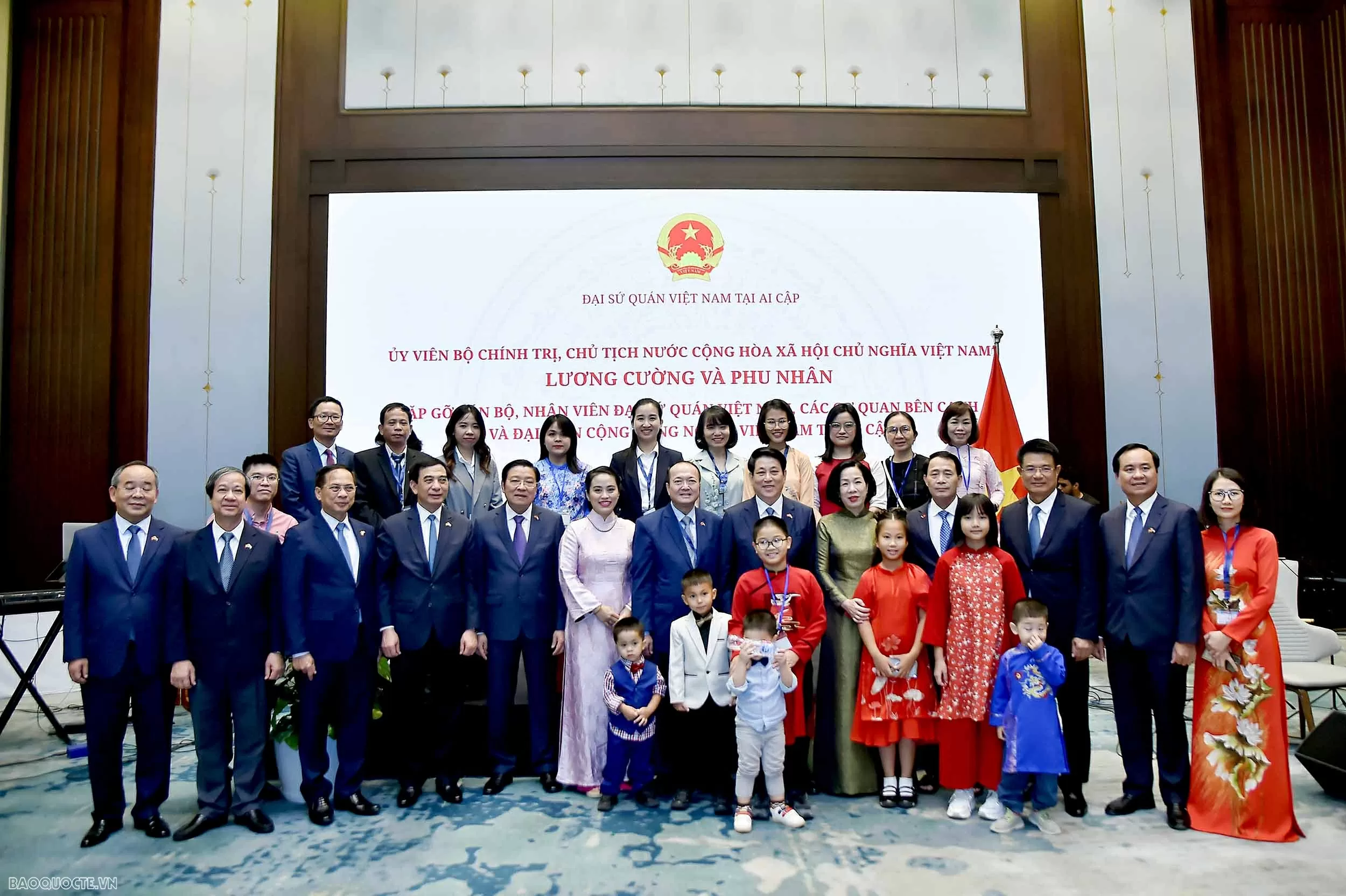 President Luong Cuong meets with Vietnamese embassy staff, community in Egypt