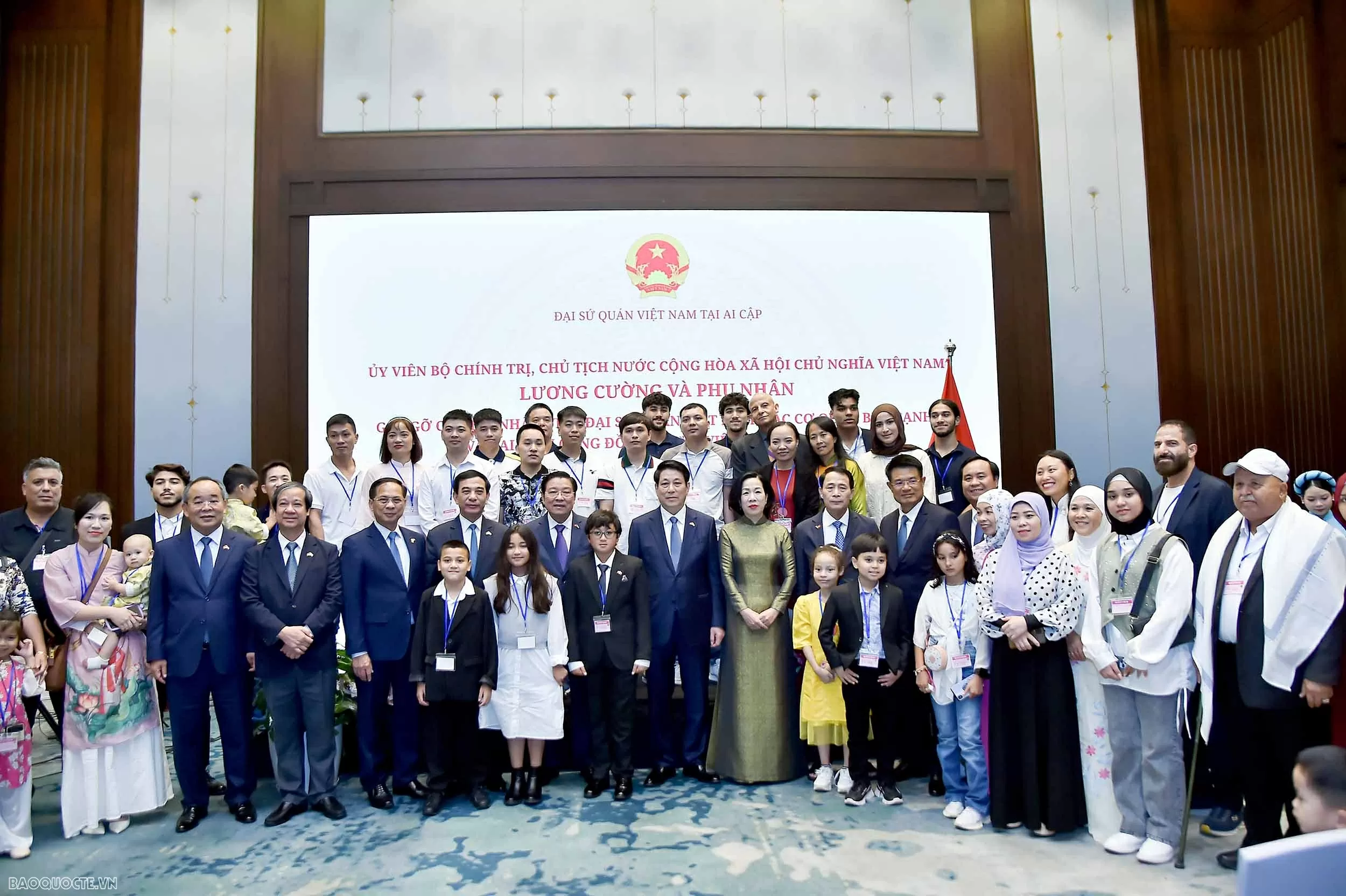 President Luong Cuong meets with Vietnamese embassy staff, community in Egypt