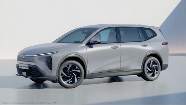 Vietnamese automaker VinFast delivers first batch of limo green electric MPVs