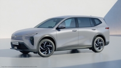 Vietnamese automaker VinFast delivers first batch of limo green electric MPVs