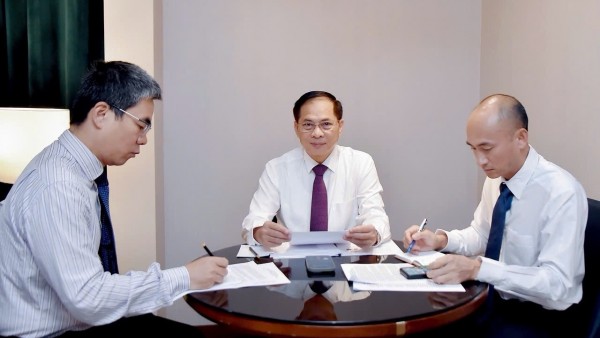 Deputy PM, FM Bui Thanh Son holds phone talks with RoK Foreign Minister Cho Hyun