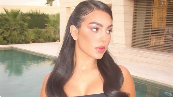 Bạn gái Ronaldo gây sốt với diện mạo mới lạ