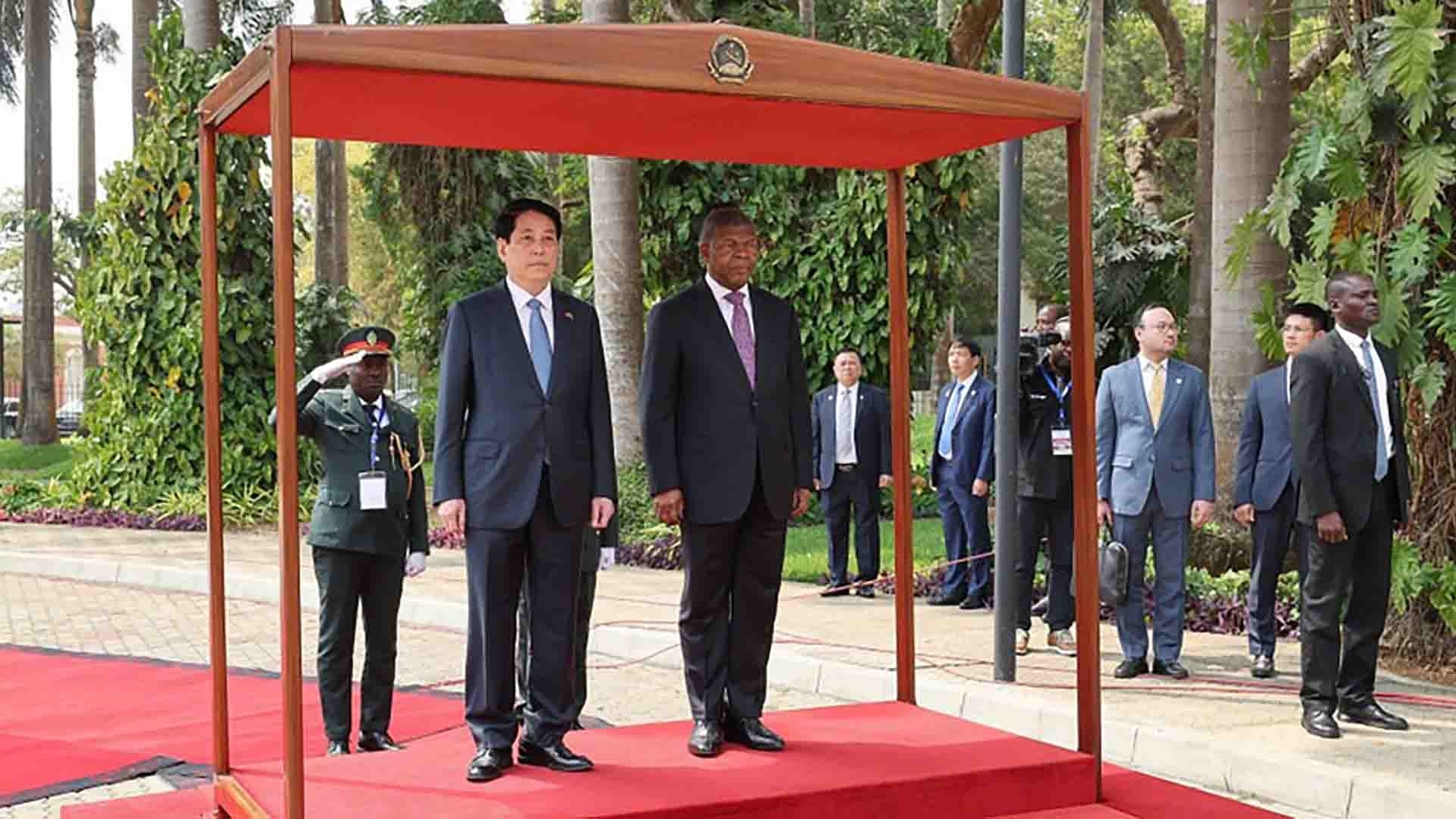 President Luong Cuong, Angolan President João Manuel Gonçalves Lourenço adopt Joint statement