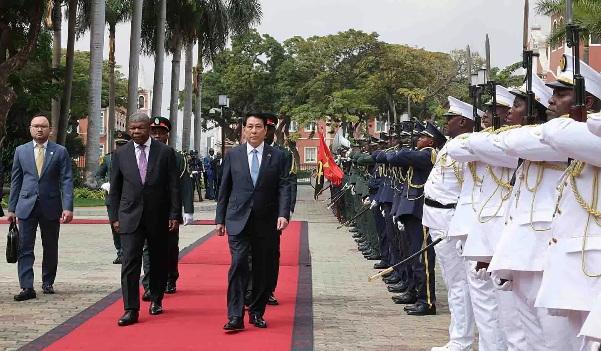 Welcome ceremony held for President Luong Cuong in Luanda Welcome ceremony held for President Luong Cuong in Luanda