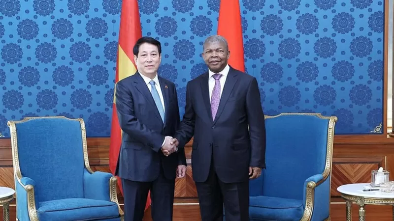 President Luong Cuong, Angolan President hold talks in Luanda