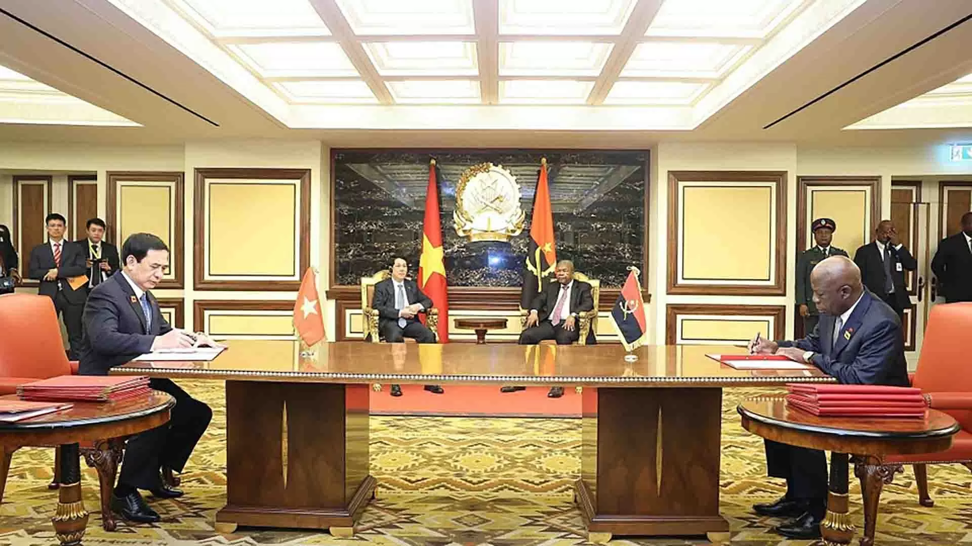 President Luong Cuong, Angolan President hold talks in Luanda
