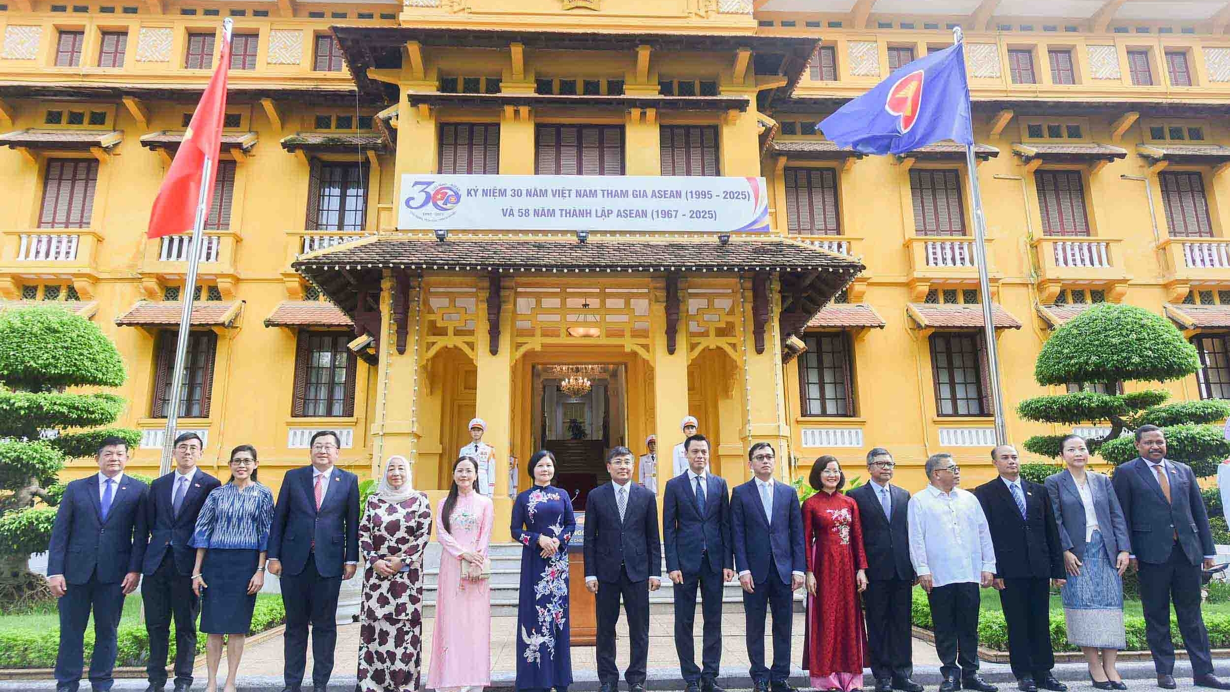 Prime Minister's message on ASEAN's 58th founding anniversary, Vietnam's 30-year membership