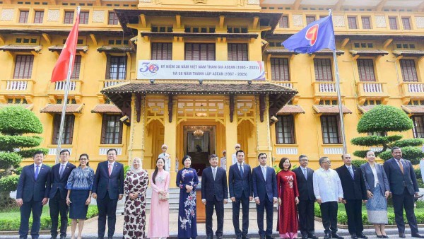 Prime Minister's message on ASEAN's 58th founding anniversary, Vietnam's 30-year membership
