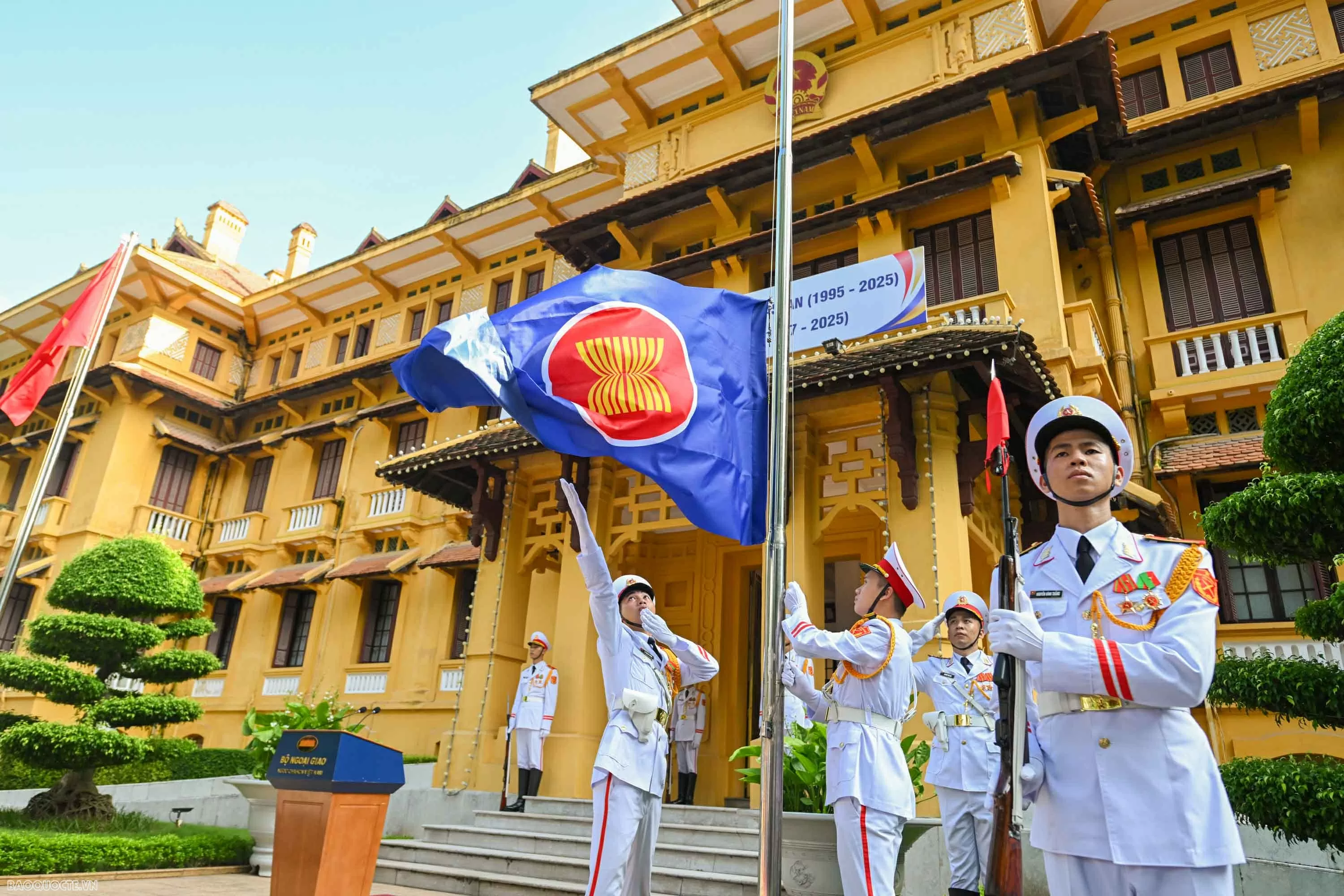 Lá cờ ASEAN được gắn vào dây và từ từ kéo lên trước sự chứng kiến của quan khách. (Ảnh: Nguyễn Hồng)