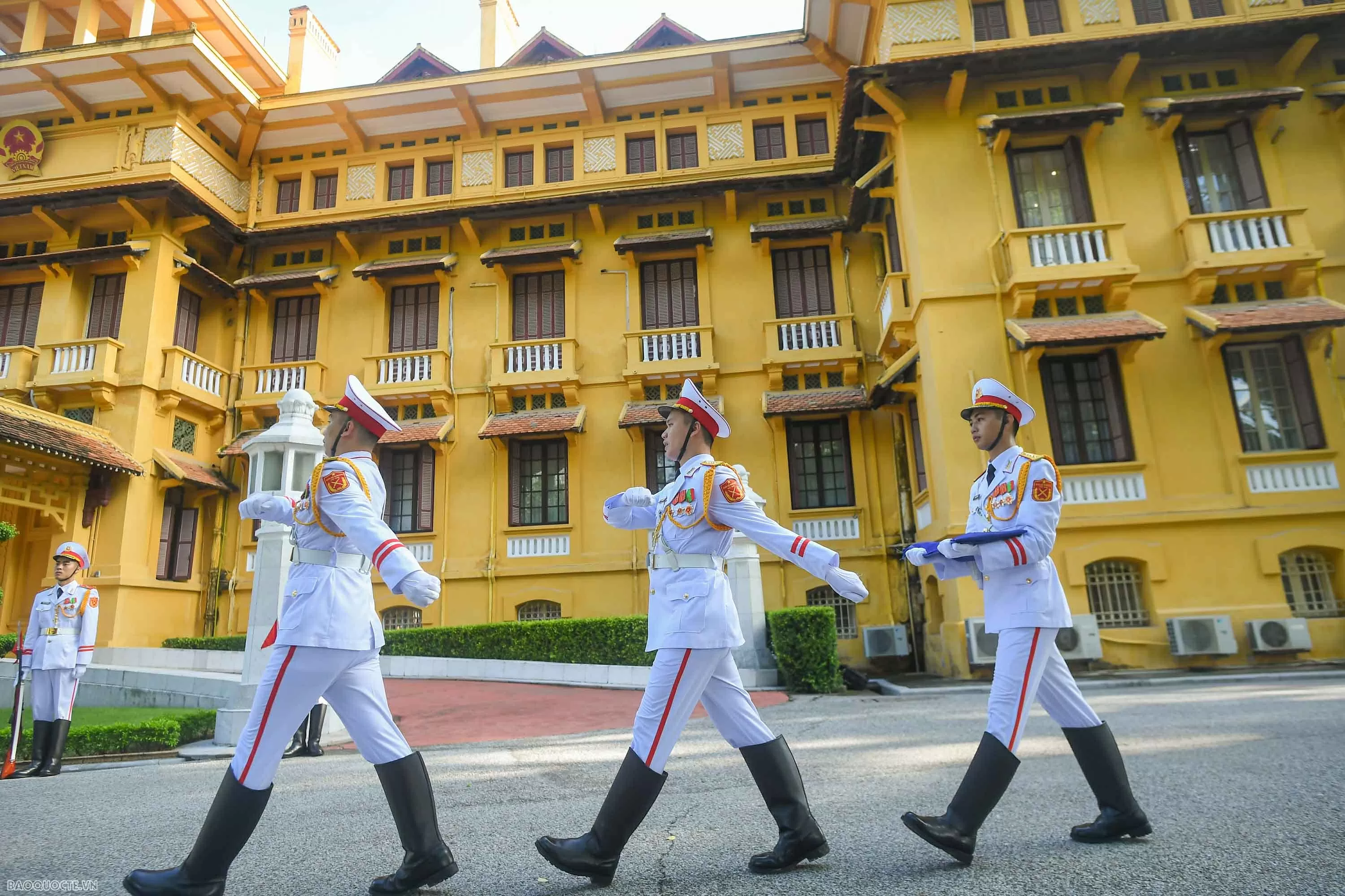 Khi tiếng nhạc cất lên, đội nghi lễ quân đội trang trọng đưa cờ ASEAN tiến về phía cột cờ thực hiện nghi thức thượng cờ. (Ảnh: Nguyễn Hồng)