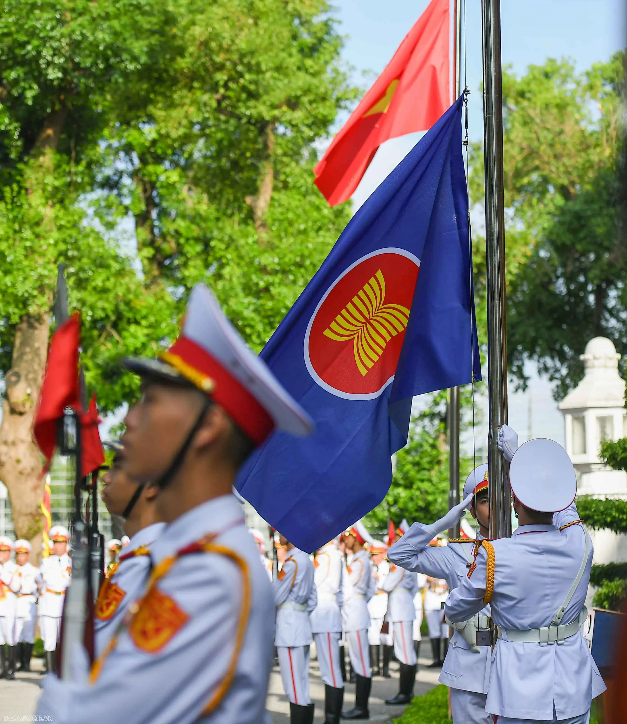 Tại Việt Nam, nghi thức thượng cờ do đội danh dự Quân đội Nhân dân Việt Nam thực hiện dưới sự chứng kiến của các quan khách là Đại sứ, Đại biện các nước ASEAN và đối tác của ASEAN, cùng đại diện các ban bộ ngành trong nước. (Ảnh: Nguyễn Hồng)