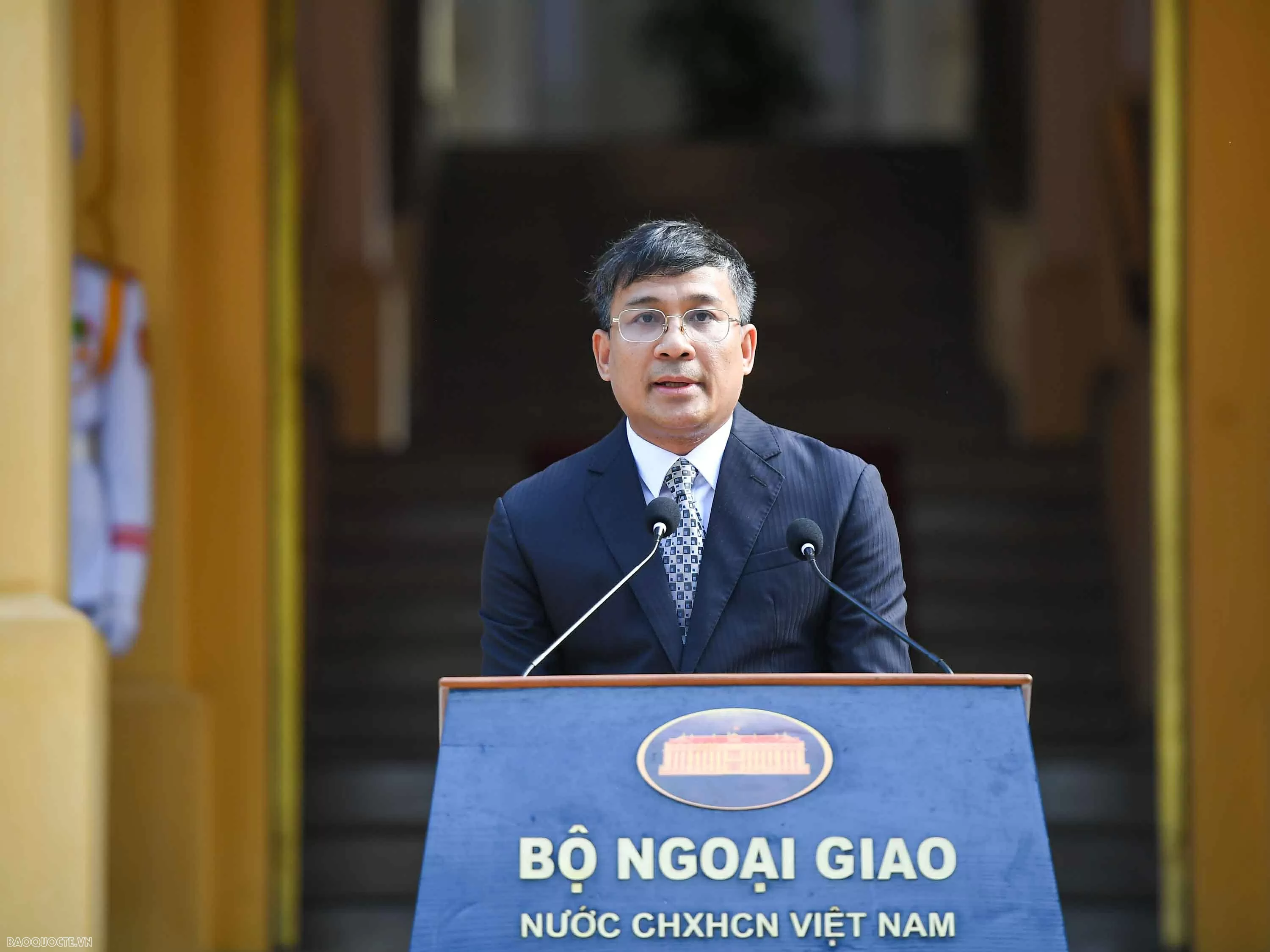 Thừa uỷ quyền của Phó Thủ tướng, Bộ trưởng Ngoại giao Bùi Thanh Sơn, Thứ trưởng Thường trực Bộ Ngoại giao Nguyễn Minh Vũ chủ trì buổi lễ. (Ảnh: Nguyễn Hồng) Thừa uỷ quyền của Phó Thủ tướng, Bộ trưởng Ngoại giao Bùi Thanh Sơn, Thứ trưởng Thường trực Bộ Ngoại giao Nguyễn Minh Vũ chủ trì buổi lễ. (Ảnh: Nguyễn Hồng)