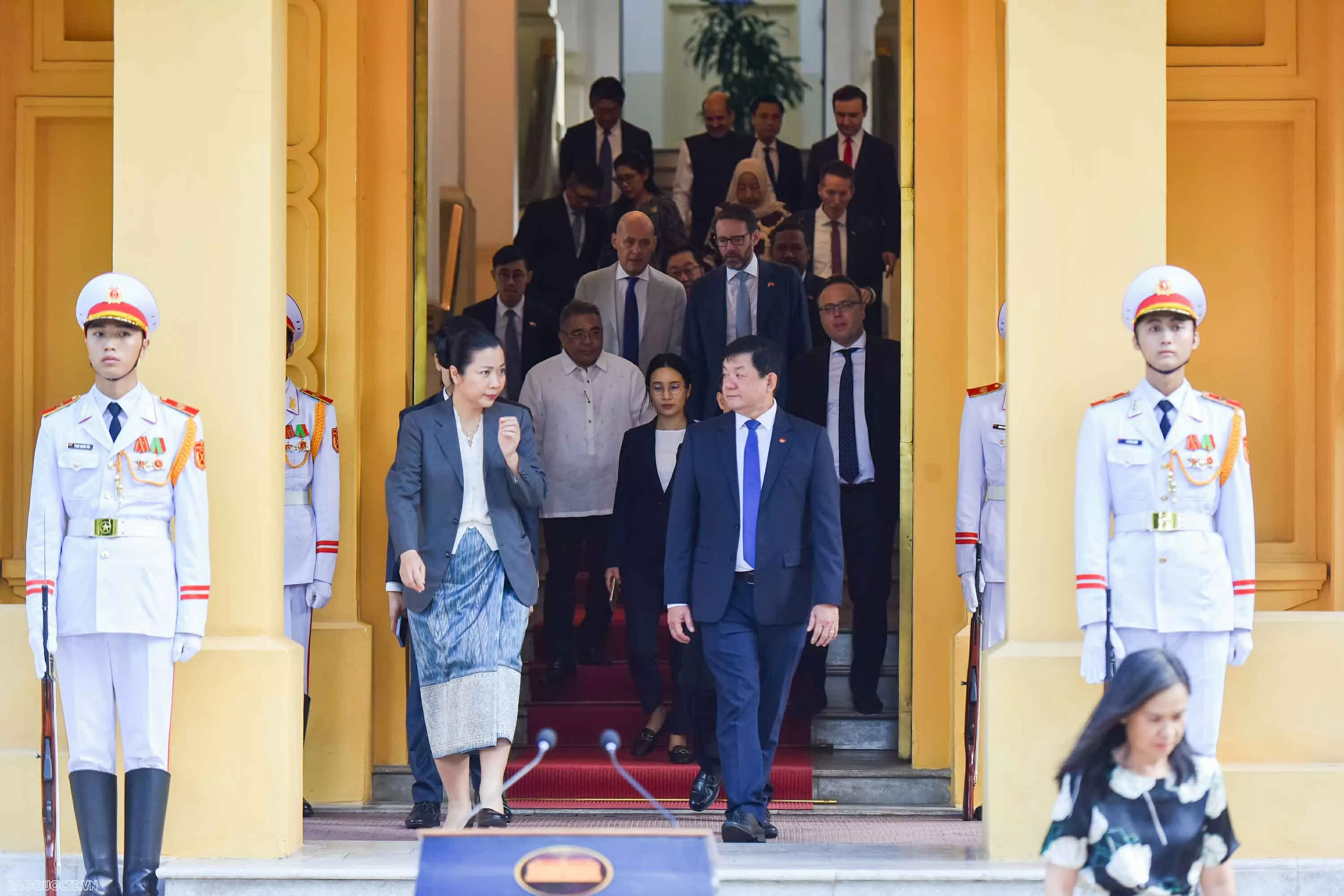 Đại diện các Đại sứ quán, tổ chức quốc tế là các đối tác của ASEAN tham dự Lễ thượng cờ. (Ảnh: Nguyễn Hồng)