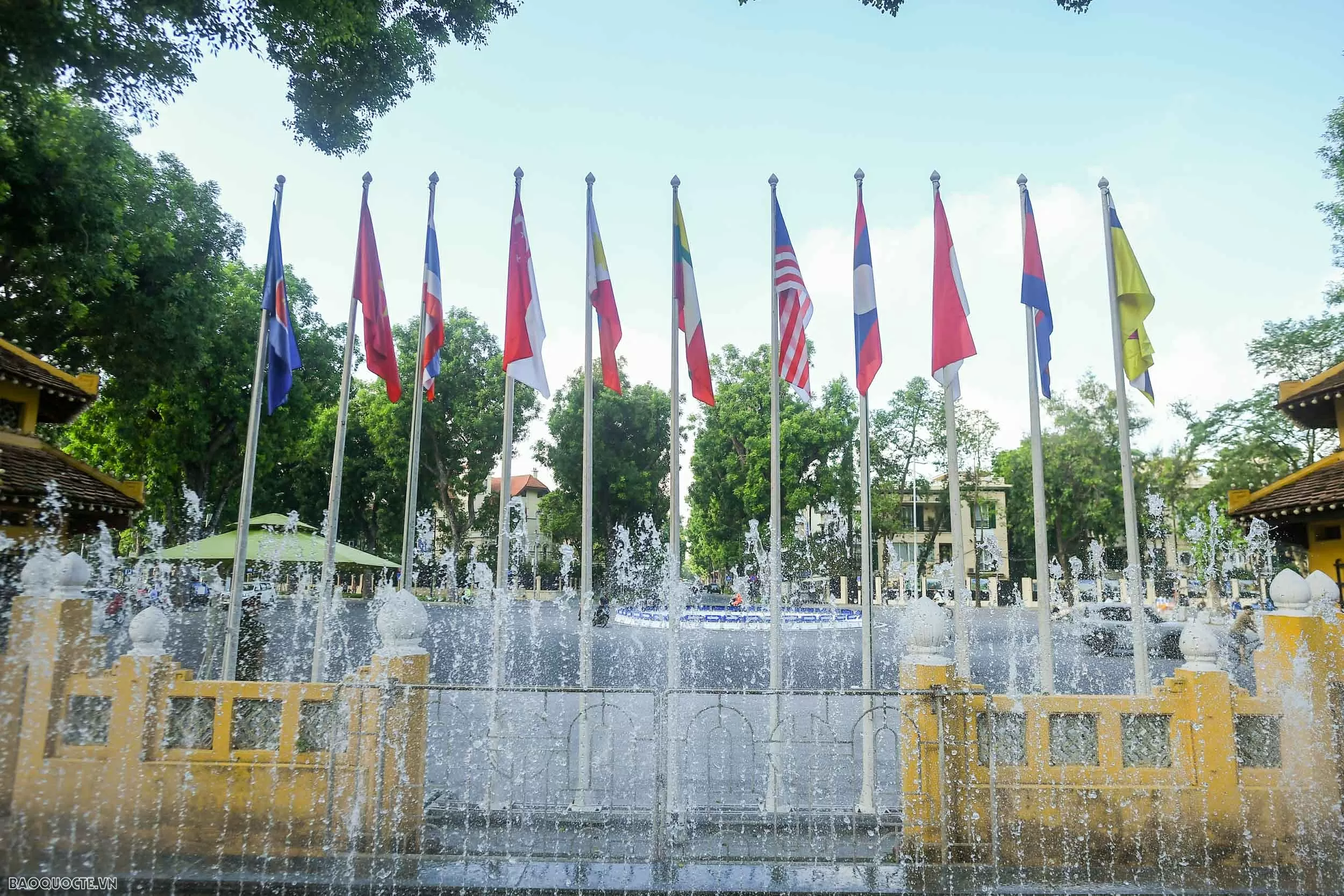 Trong không khí mát lành của Thu Hà Nội, công tác chuẩn bị cho lễ thượng cờ được thực hiện ngay từ sáng sớm. Nghi thức thượng cờ là thông lệ chính thức được 10 quốc gia thành viên ASEAN cử hành đầy tự hào vào ngày 8/8 hàng năm. (Ảnh: Nguyễn Hồng) Trong không khí mát lành của Thu Hà Nội, công tác chuẩn bị cho lễ thượng cờ được thực hiện ngay từ sáng sớm. Nghi thức thượng cờ là thông lệ chính thức được 10 quốc gia thành viên ASEAN cử hành đầy tự hào vào ngày 8/8 hàng năm. (Ảnh: Nguyễn Hồng)