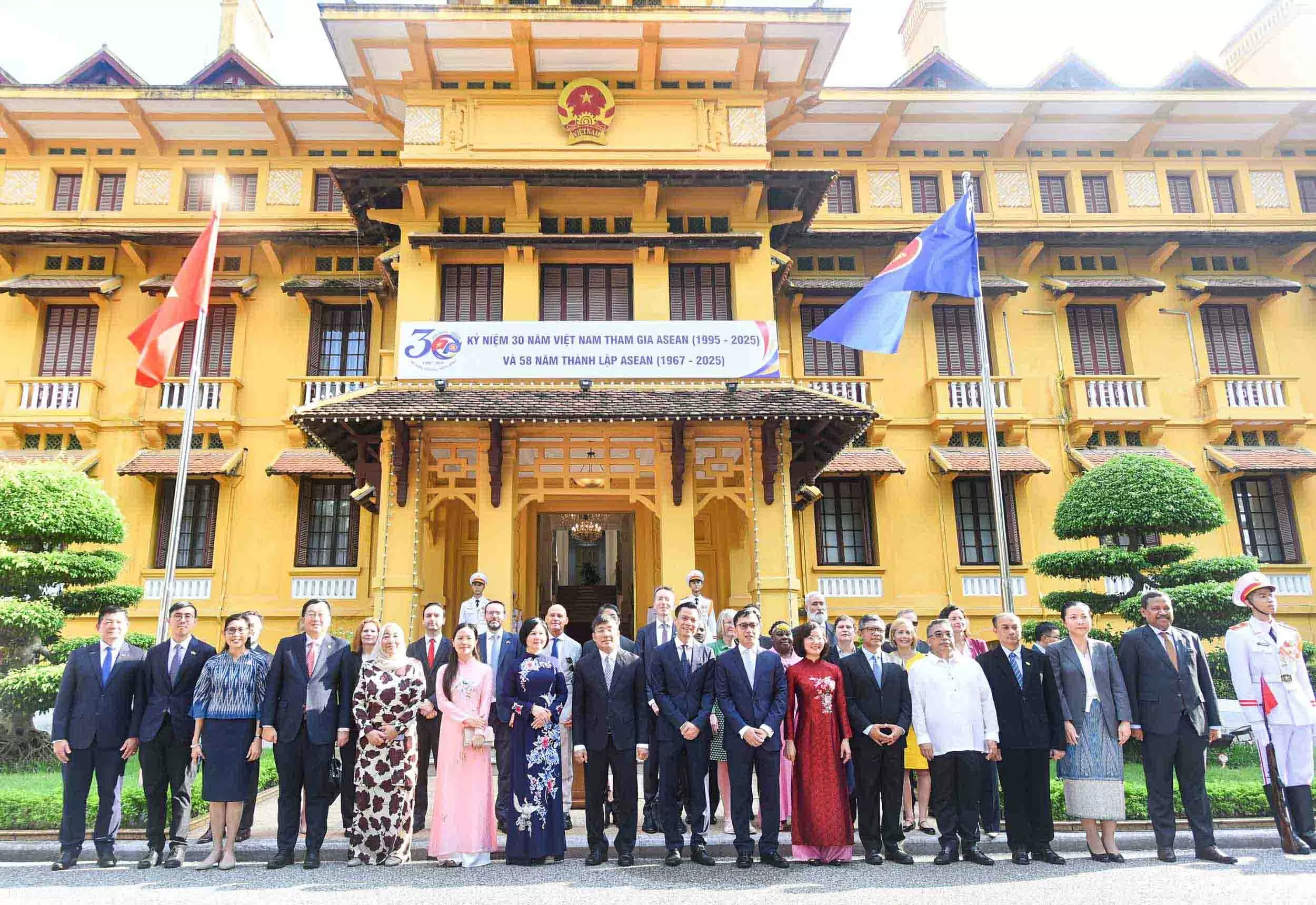 Flag-hoisting ceremony marks 58th anniversary of ASEAN’s founding in Hanoi Flag-hoisting ceremony marks 58th anniversary of ASEAN’s founding in Hanoi