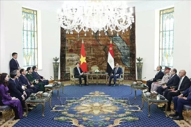 President Luong Cuong, Angolan President hold talks in Luanda